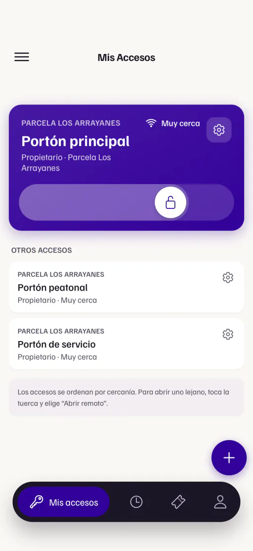 La app con el control del Portón principal a medio deslizar.