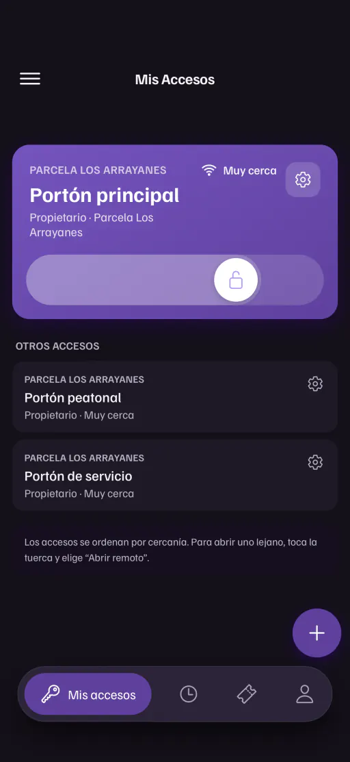 La app con el control del Portón principal a medio deslizar.