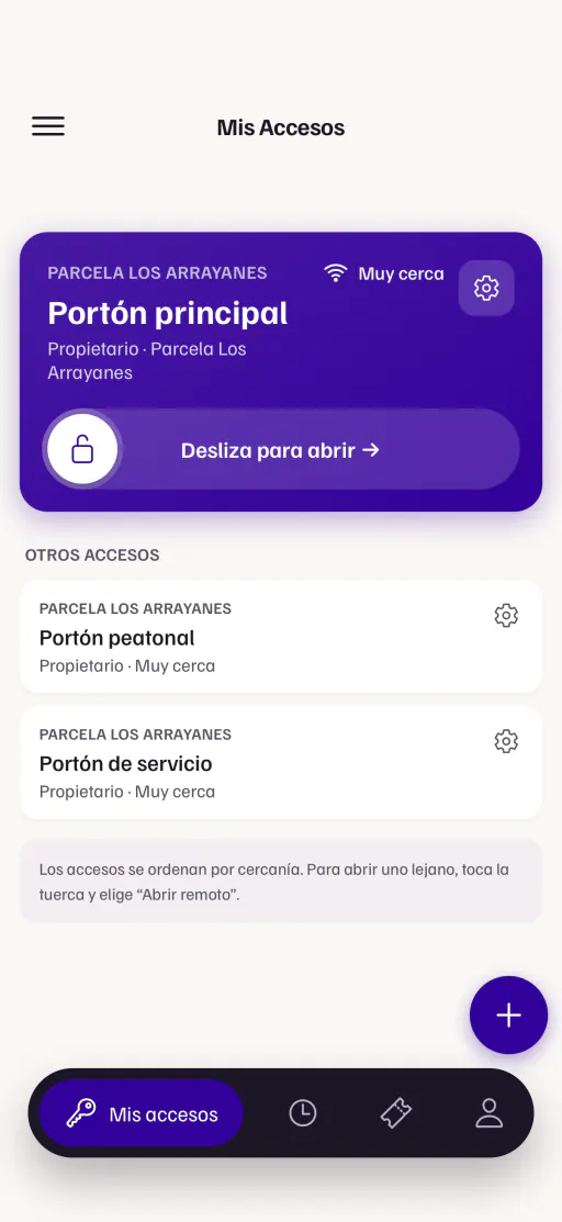 La app Kofur en Mis Accesos: el Portón principal de Parcela Los Arrayanes aparece arriba, «Muy cerca», con el control «Desliza para abrir». Debajo, el portón peatonal y el de servicio.