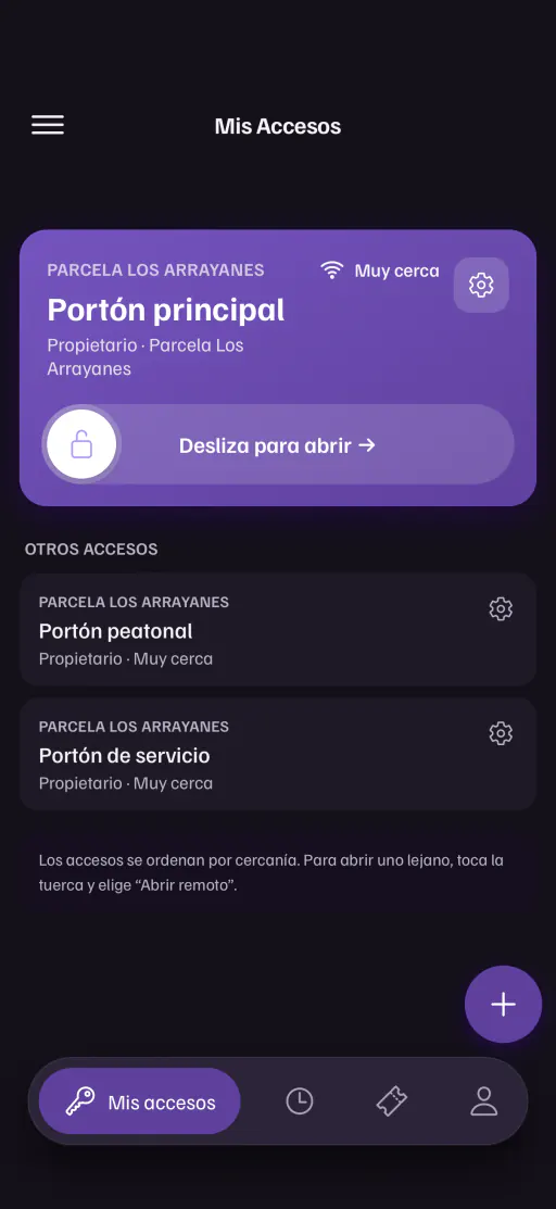 La app Kofur en Mis Accesos: el Portón principal de Parcela Los Arrayanes aparece arriba, «Muy cerca», con el control «Desliza para abrir». Debajo, el portón peatonal y el de servicio.