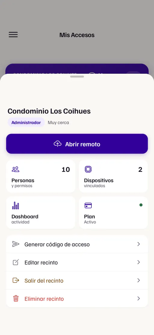 El panel del administrador en la app, para Condominio Los Coihues: 10 personas con acceso, 2 equipos vinculados, el tablero de actividad, el plan al día y la opción de generar un código de acceso.