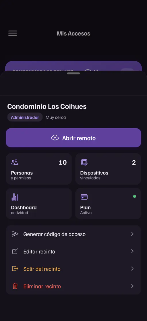 El panel del administrador en la app, para Condominio Los Coihues: 10 personas con acceso, 2 equipos vinculados, el tablero de actividad, el plan al día y la opción de generar un código de acceso.