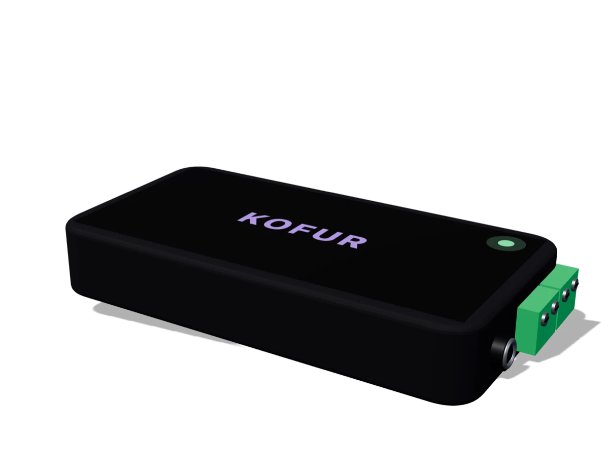 Kofur Pulso: una caja negra mate del tamaño de un celular, con el logotipo en morado sobre la tapa, un LED verde encendido y, en un costado, dos borneras verdes de tornillo y el conector de 12 V.